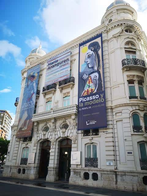 Fachada de la Fundación Bancaja con carteles de exposiciones