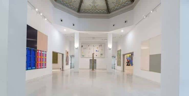 Interior del espacio expositivo con obras de arte y cúpula decorativa