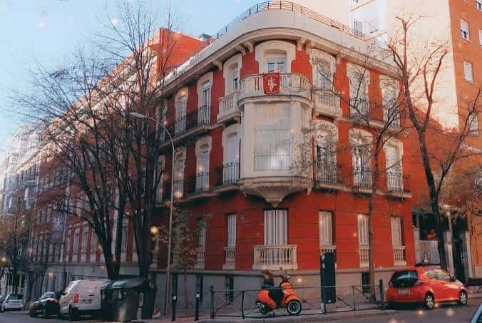 Fachada exterior del edificio del Museo Misiones Salesianas en Madrid