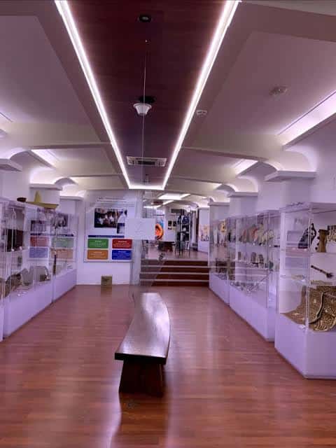 Interior de la sala de exposiciones del museo con vitrinas y mobiliario