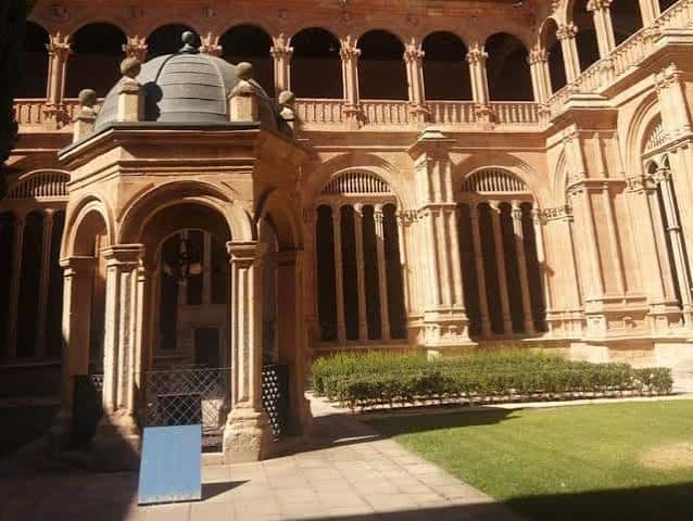Claustro del convento con arcos de piedra, columnas y jardín central
