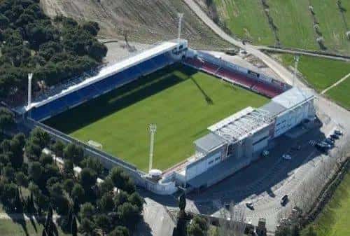 Vista aérea del Estadio El Alcoraz rodeado de vegetación y con estructura moderna