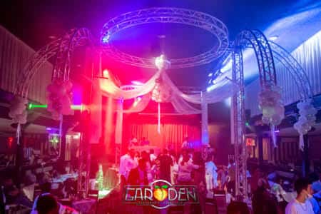 Escenario decorado con luces de colores y estructura metálica