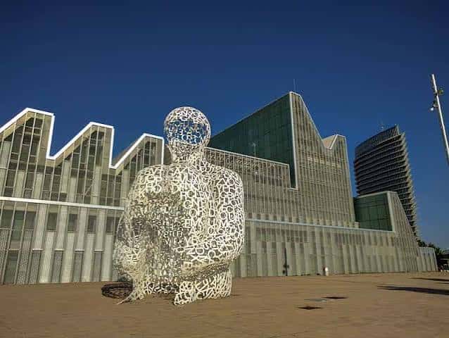 Escultura metálica frente al edificio principal del Recinto Expo Zaragoza