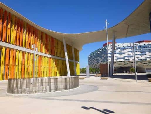 Vista exterior del Recinto Expo Zaragoza con fachada de paneles coloridos y arquitectura moderna