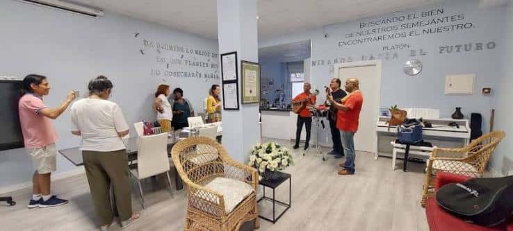 Interior de la sede de la asociación Mirando Hacia el Futuro con un grupo de músicos tocando en vivo