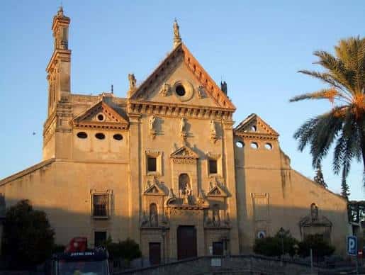 Vista exterior de la Biblioteca Central Antonio Gala al atardecer con palmeras y arquitectura clásica