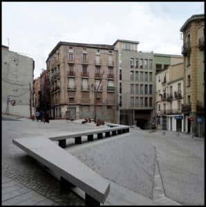 Plaza moderna con bancos de hormigón y arquitectura contemporánea en Manresa