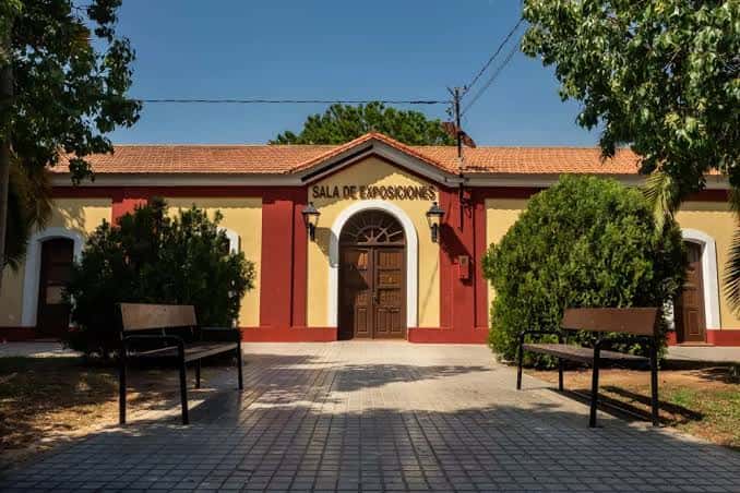 Fachada de la Sala de Exposiciones en el Parque de la Estación