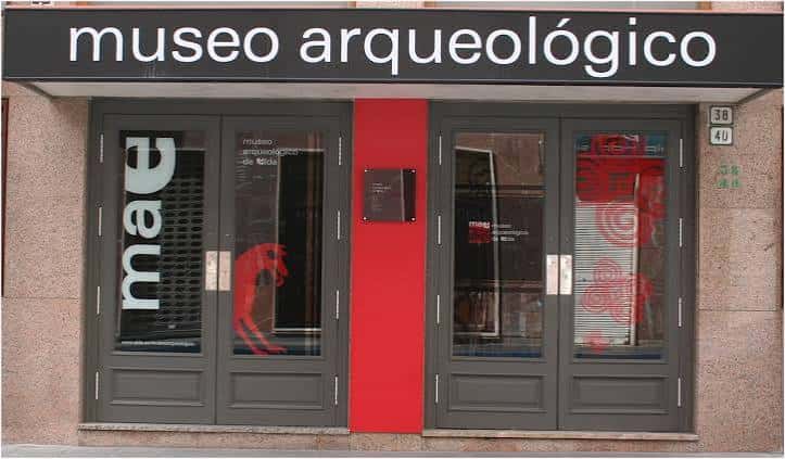 Fachada principal del Museo Arqueológico de Elda con letrero y entrada