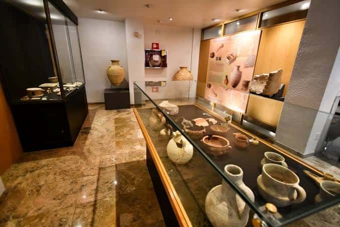 Sala de exposición con cerámicas y vitrinas de artefactos antiguos