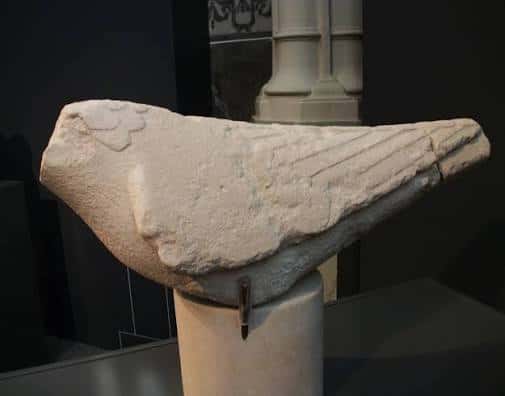 Detalle de escultura de ave en piedra, pieza destacada del museo