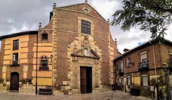 Vista exterior de la Iglesia de Santa Marina la Real en León con fachada de ladrillo y piedra