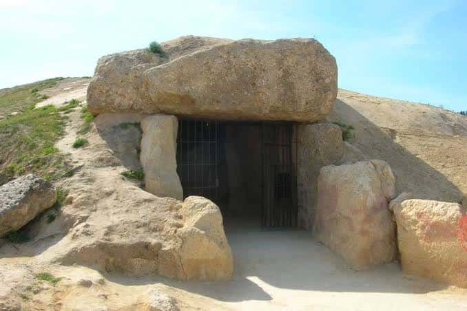 Entrada exterior del dolmen con gran losa cubriendo la cámara y cielo despejado