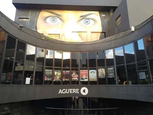 Vista exterior del Gran Teatro de Huelva con su fachada neoclásica y terraza de cafetería
