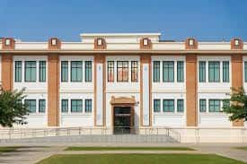 Fachada principal del Edificio Tabacalera mostrando su arquitectura neomudéjar
