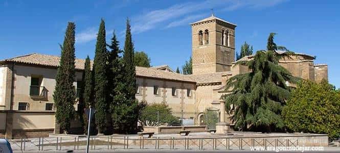 Vista exterior del Convento de San Miguel en Huesca con su torre mudéjar y jardines