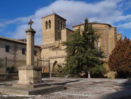 Fachada principal del convento con crucero y plaza empedrada