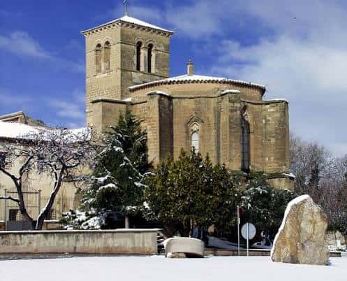 Convento de San Miguel cubierto de nieve, mostrando su arquitectura histórica en invierno