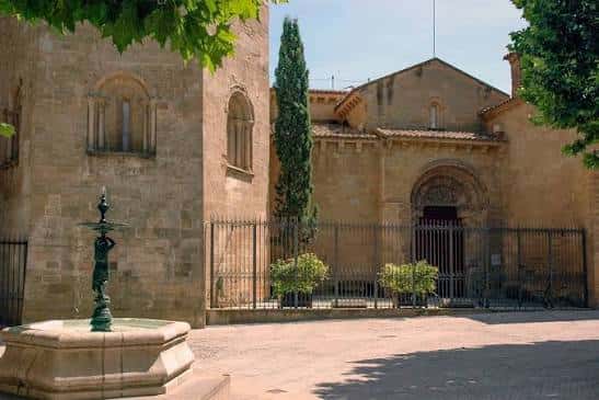 Plaza frontal del monasterio con fuente y acceso principal