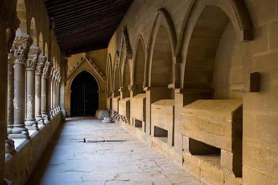 Claustro del monasterio con arcos y sepulcros medievales