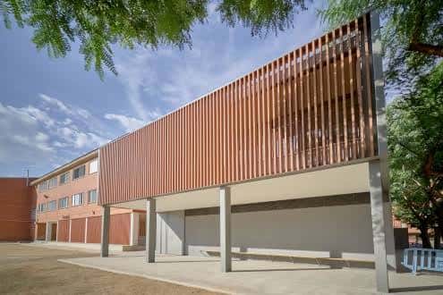 Detalle arquitectónico de la reforma con estructura de listones de madera y pilares de hormigón