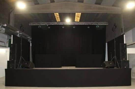 Escenario principal del auditorio con iluminación y sonido listo para un espectáculo