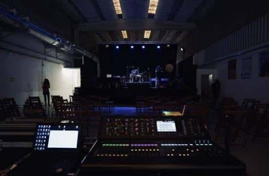 Vista desde la mesa de control de sonido hacia el escenario y la sala de conciertos