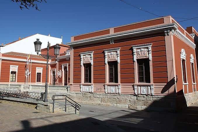 Fachada exterior del Antiguo Casino de Ciudad Real con arquitectura clásica y detalles ornamentales