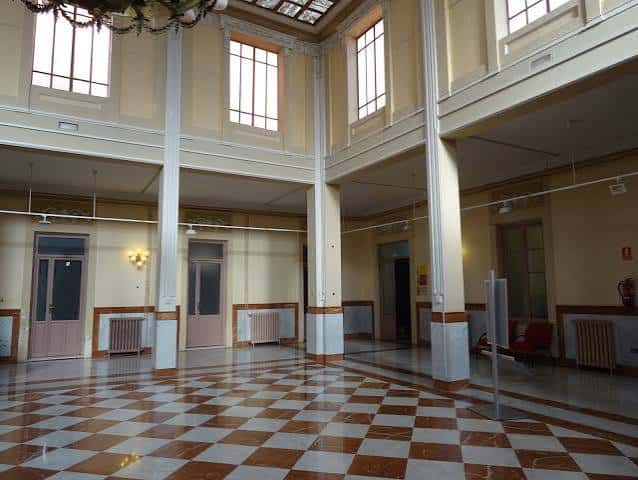 Salón principal del Antiguo Casino con suelo de baldosas en damero y columnas decorativas