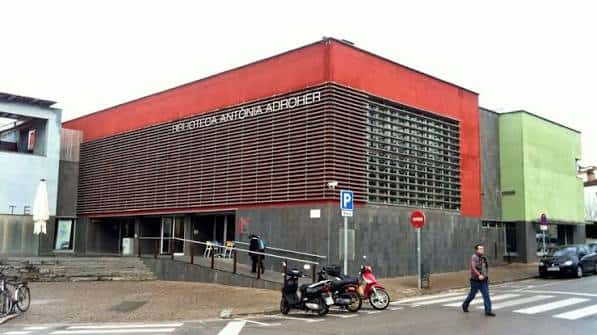Vista exterior de la Biblioteca Antònia Adroher con su fachada roja y moderna