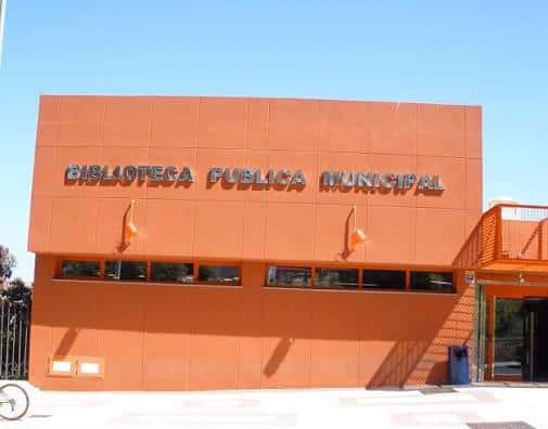 Fachada exterior de la Biblioteca Pública Municipal Arroyo de la Miel con letras destacadas