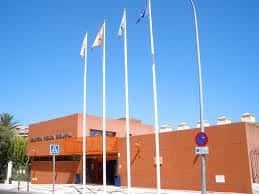 Vista frontal de la biblioteca con banderas y entrada principal