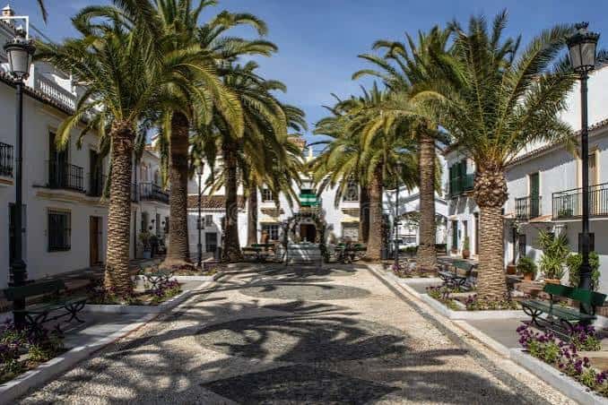 Vista panorámica de la Plaza de Andalucía con palmeras y edificios blancos