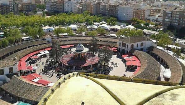 Vista aérea del Recinto Ferial de Albacete durante el día con puestos y atracciones