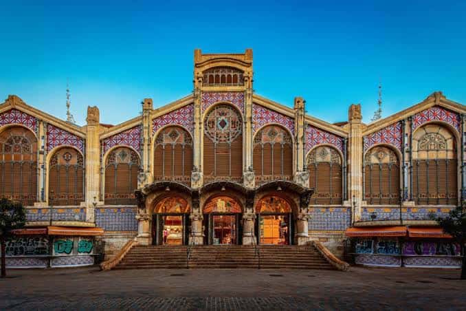 Fachada principal del Mercado Central de Valencia al atardecer