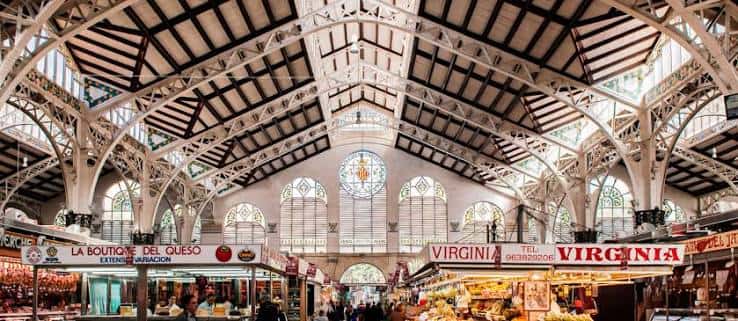 Interior del Mercado Central con techos de hierro y puestos de comida