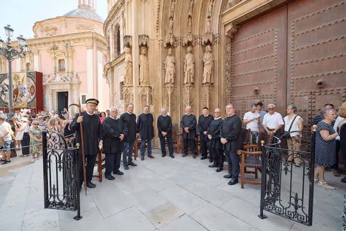 Ceremonia del Tribunal de les Aigües frente a la fachada gótica de la Catedral de Valencia