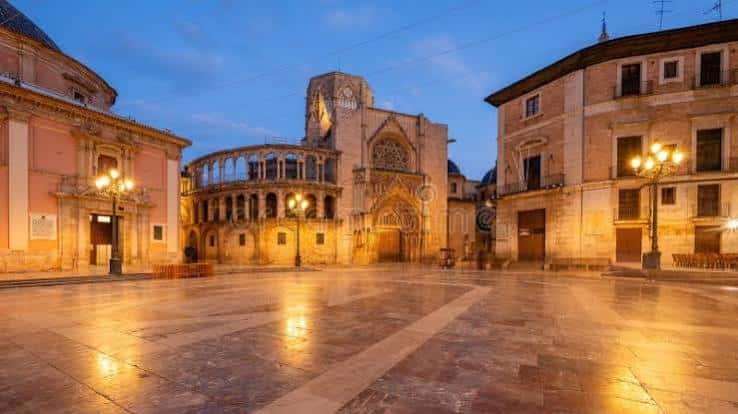 Plaza del Tribunal de les Aigües al atardecer con la Catedral iluminada