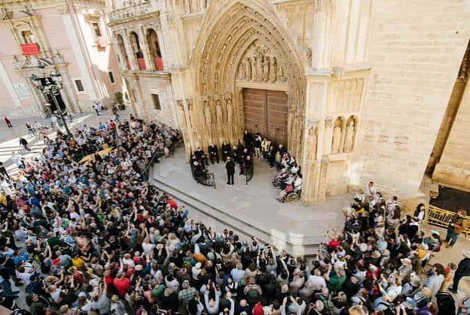 Gran multitud reunida en la Plaza del Tribunal de les Aigües durante una ceremonia histórica