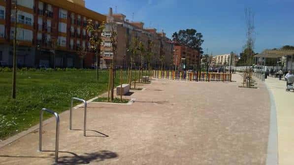 Vista general del parque lineal con zonas verdes y senderos
