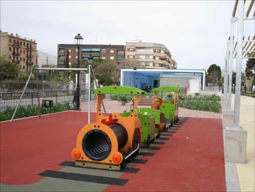Zona de juegos infantiles con estructura de tren colorido