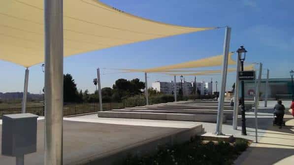 Área de descanso con toldos amarillos y escalinatas
