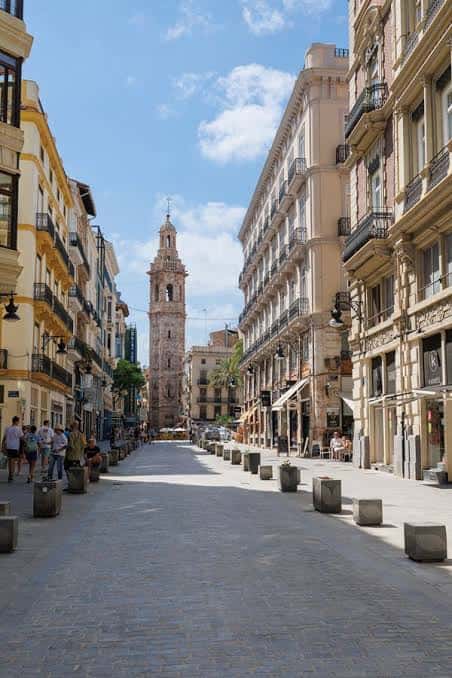 Calle peatonal de la Paz con edificios históricos y cielo azul