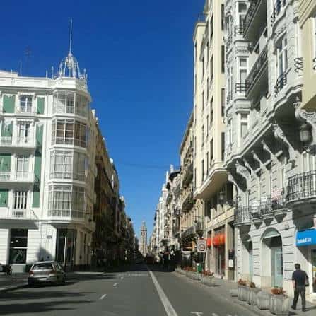 Fachadas arquitectónicas de la Calle de la Paz bajo un cielo despejado