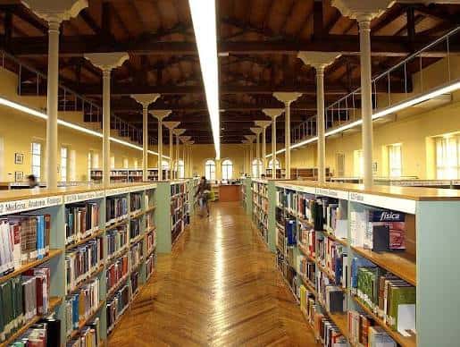 Interior de la sala de lectura con estanterías y columnas clásicas