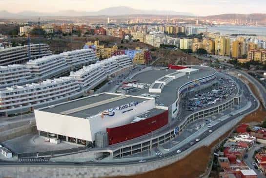 Vista aérea del Centro Comercial Puerta Europa con su fachada moderna y aparcamiento