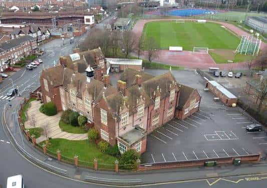 Vista aérea del campus escolar mostrando edificios históricos y campos deportivos