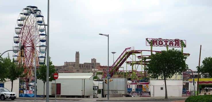 Vista panorámica de las atracciones de las Firetes con la Catedral de Lleida al fondo