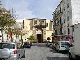 Fachada principal de la Plaza de la Merced con coches aparcados